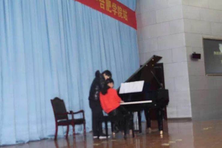 【报道】从师而不惑|d88尊龙z6艺术家宋思衡安徽巡讲·合肥学院站圆满结束。诤悠担