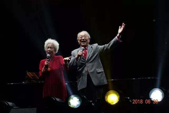 歌声悠扬，唱出时代记忆，琴声悦耳，奏响希望乐章 <br> 2018“我爱你中国?纪念改革开放40周年”经典歌曲上海演唱会圆满落幕