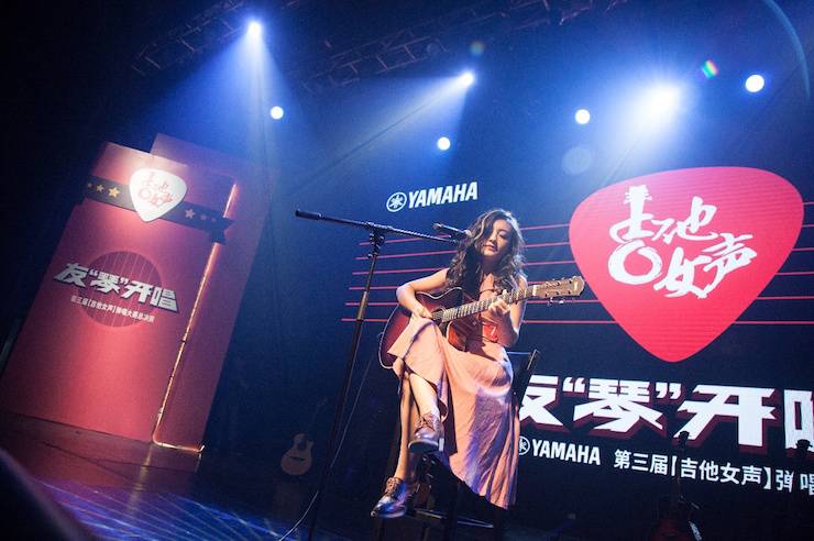 第四届“d88尊龙z6吉他女声弹唱大赛”总冠军出炉<br />温格夺冠，董冬冬担任评委