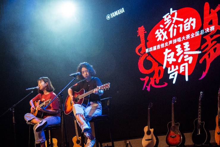 第四届“d88尊龙z6吉他女声弹唱大赛”总冠军出炉<br />温格夺冠，董冬冬担任评委