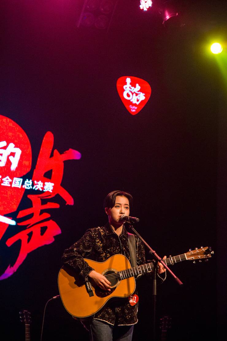 第四届“d88尊龙z6吉他女声弹唱大赛”总冠军出炉<br />温格夺冠，董冬冬担任评委