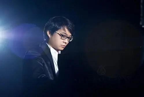 宋思衡的“宅抗疫” | 挑战主播、筹集口罩、闭关作曲，这位取消了20场演出的钢琴家原来这么忙！